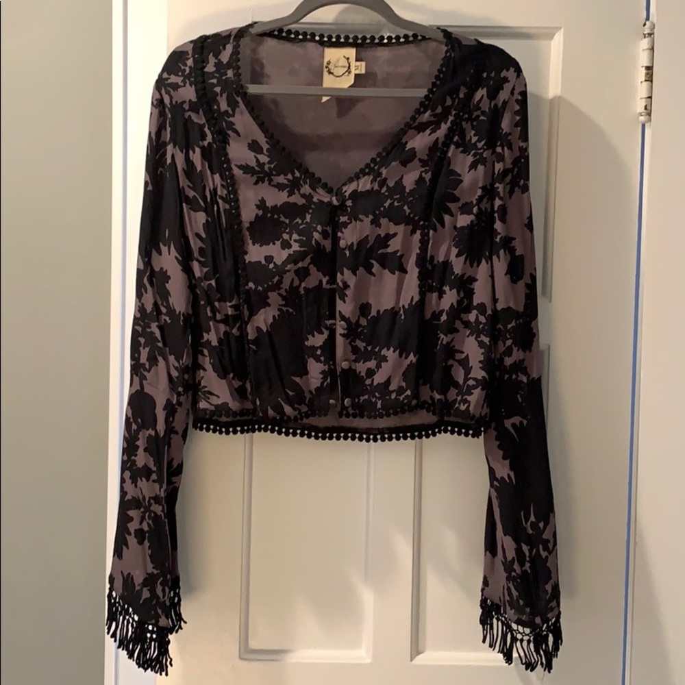 Cropped blouse/topper with decorative hem
